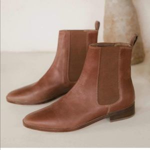 Christy Dawn Chelsea boots in hazelnut size 9